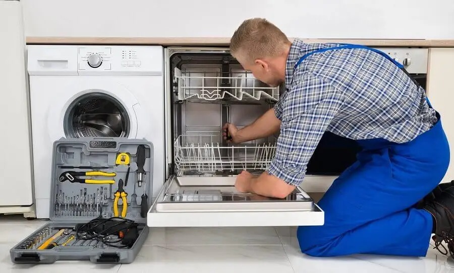 Taraklı Warmhaus servisi teknisyen ekibi beyaz eşya tamiri yaparken